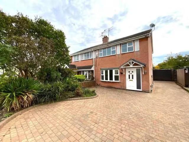Cheap 1 BA 3 bedroom semi detached house for rent in Butterill.