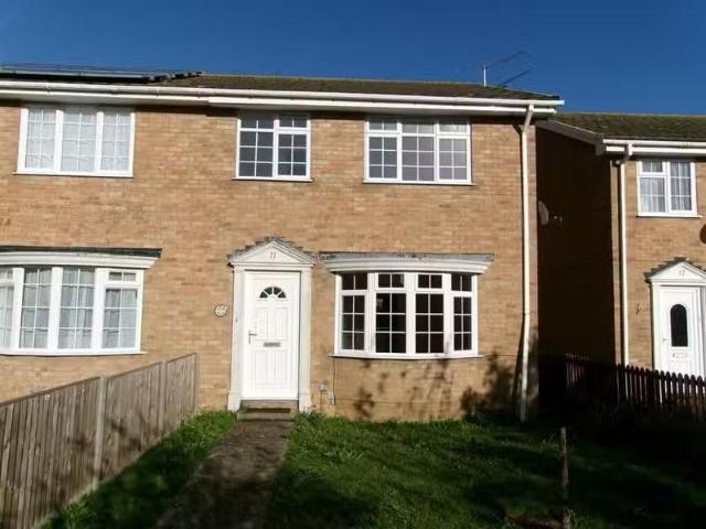 Nice 1 BA 3 bedroom semi detached house for rent in Kingfisher.