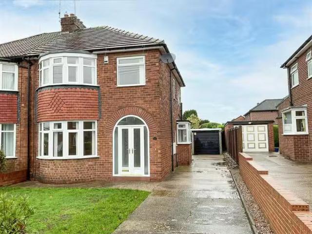 Charming 1 BA 3 bedroom semi detached house for rent in Middle.