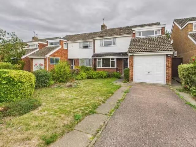 Cozy 1 BA 3 bedroom semi detached house for rent in The Paddoc.