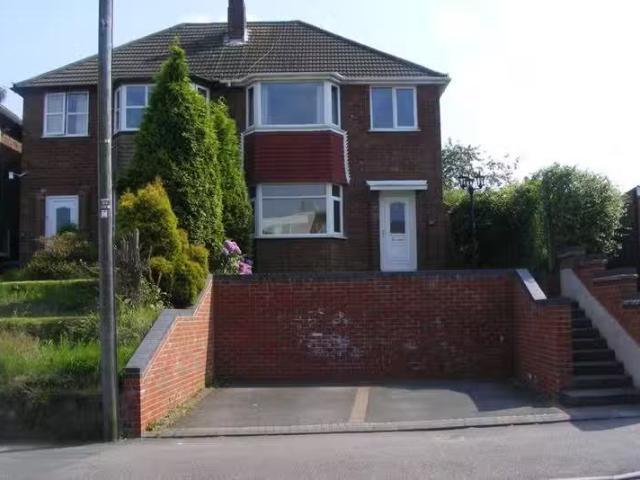 For Rent! 1 BA 3 bedroom semi detached house for rent in Tinke.