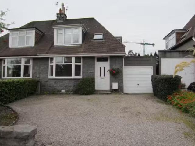 Rental! 1 BA 3 bedroom semi detached house for rent in Viewfie.