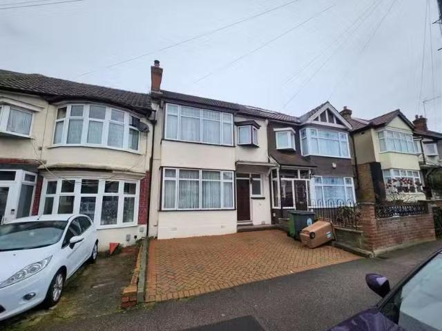 Cozy 1 BA 3 bedroom terraced house for rent in Albert Avenue.