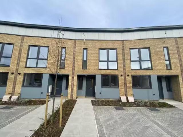 Cozy 1 BA 3 bedroom terraced house for rent in Arrow Lane, New.