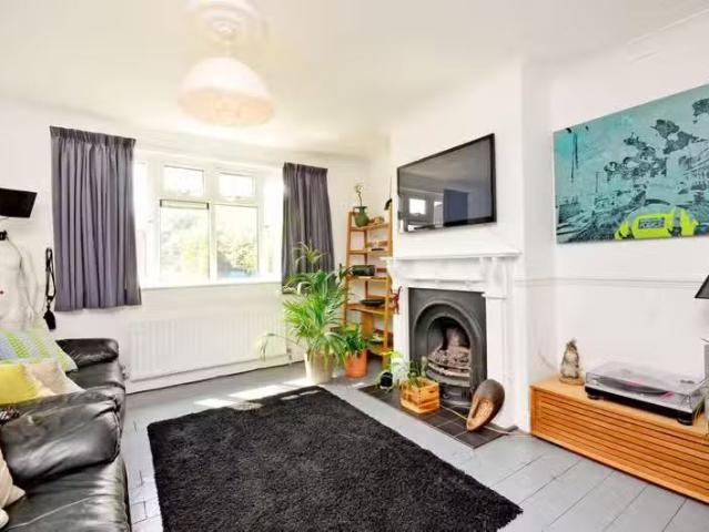 Cheap 1 BA 3 bedroom terraced house for rent in Billet Road, W.