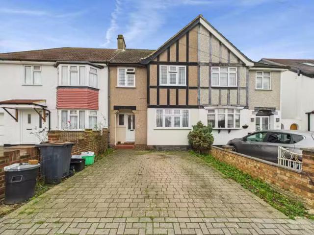 Cozy 1 BA 3 bedroom terraced house for rent in Chatsworth Aven.