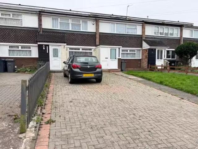 Just in! 1 BA 3 bedroom terraced house for rent in Glenavon Ro.