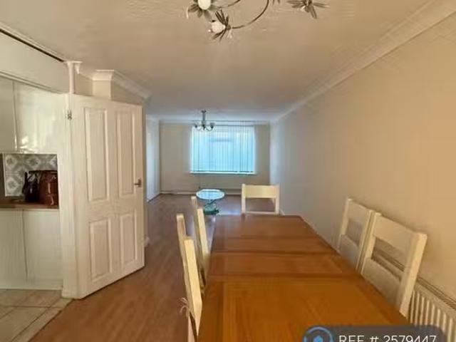Charming 1 BA 3 bedroom terraced house for rent in Heath Close.