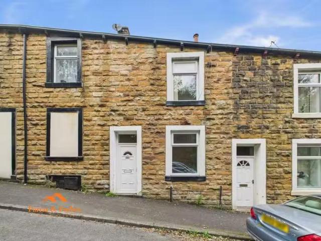 Unique 1 BA 3 bedroom terraced house for rent in Hill Street.