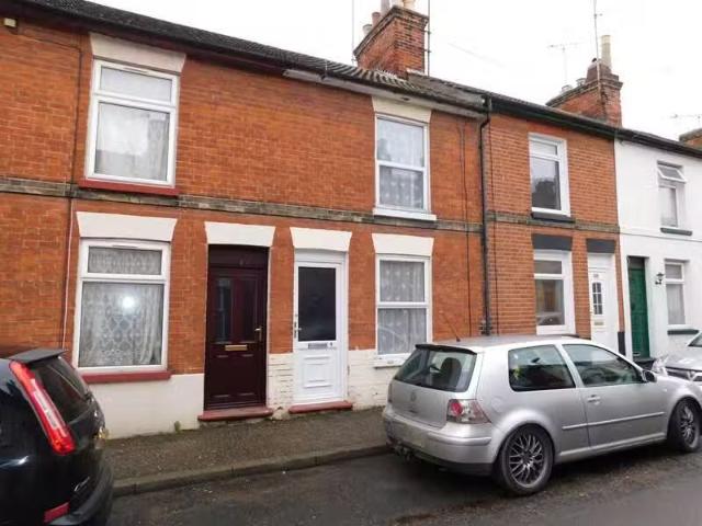 Cheap 1 BA 3 bedroom terraced house for rent in Hordle Street.