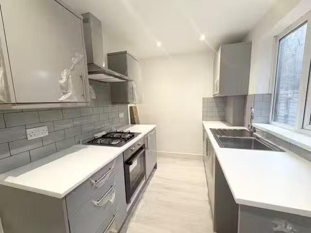 Unique 1 BA 3 bedroom terraced house for rent in Leigh Road, W.