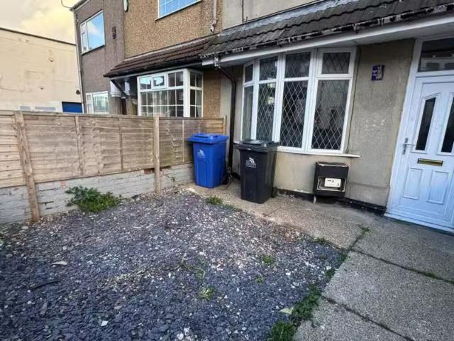 Cheap 1 BA 3 bedroom terraced house for rent in Park Street, C.