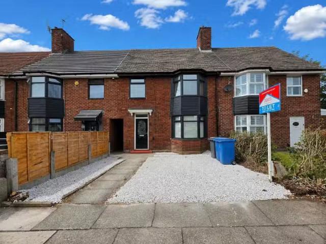 Cozy 1 BA 3 bedroom terraced house for rent in Western Avenue.