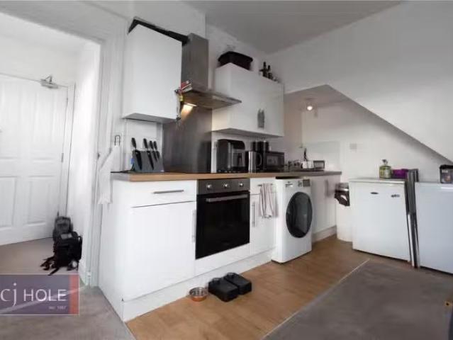 Nice 1 BA 1 bedroom maisonette for rent in Collins Street, Avo.