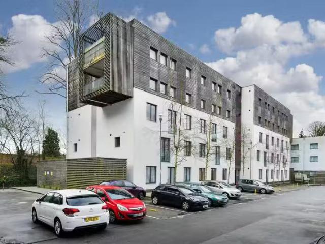 Deal! 1 BA 1 bedroom apartment for rent in Barton Court, Godst.