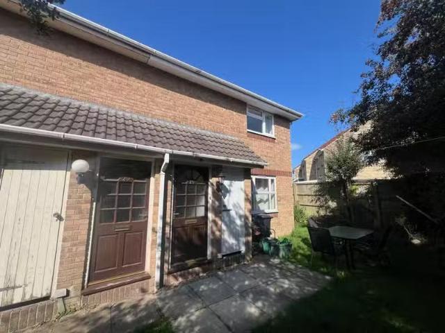 Rental! 1 BA 1 bedroom apartment for rent in Courtlands, Bradl.
