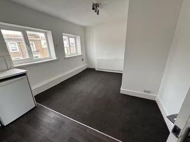 Just in! 1 BA 1 bedroom flat for rent in Canterbury Road, Marg.