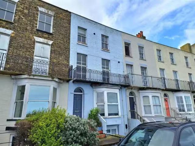 Deal! 1 BA 1 bedroom flat for rent in Fort Crescent, Margate.