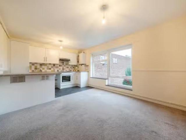 For Rent! 1 BA 1 bedroom flat for rent in High Street, Chisleh.