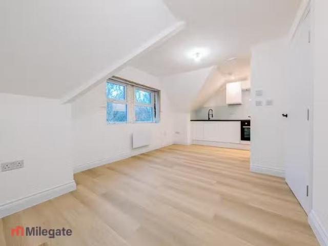 Just in! 1 BA 1 bedroom flat for rent in High Street, Beckenha.
