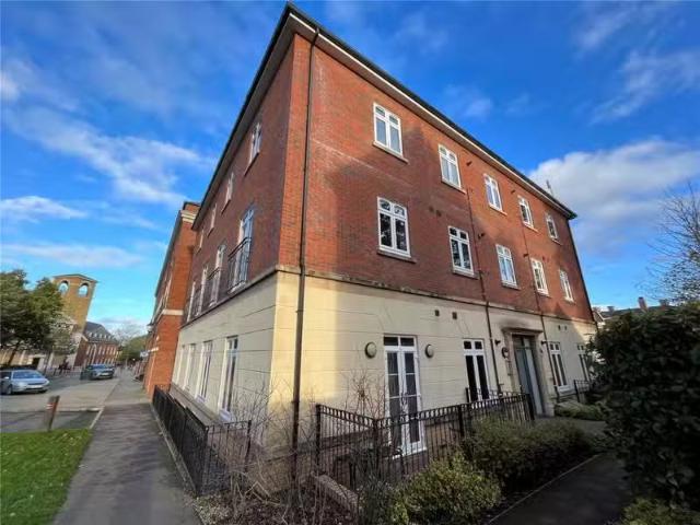 Deal! 1 BA 1 bedroom flat for rent in Old partens Heath Road.