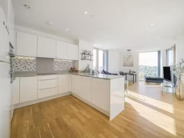Deal! 1 BA 1 bedroom flat for rent in St Mark Square, Bromley.