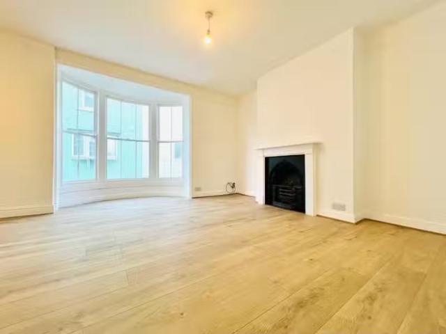 Nice 1 BA 1 bedroom flat for rent in Rodwell Street, Weymouth.