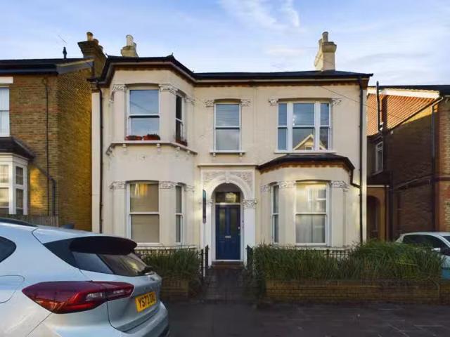 Just in! 1 BA 1 bedroom flat for rent in Ravensbourne Road, Ke.