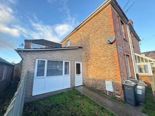 Nice 1 BA 1 bedroom ground floor flat for rent in Holdenhurst.