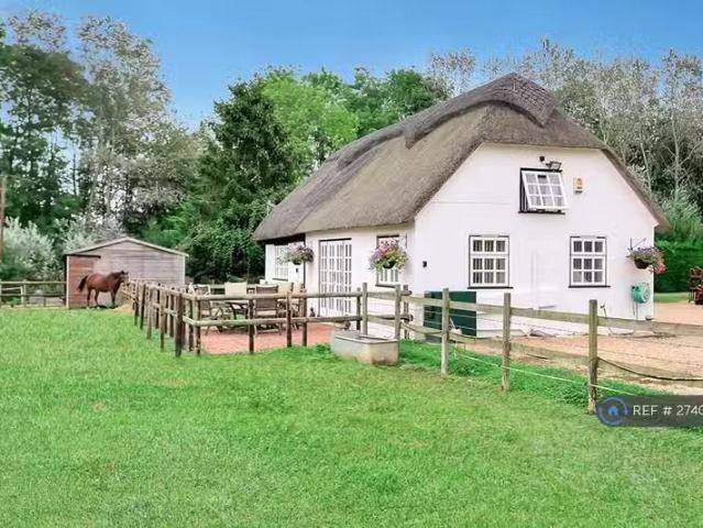 Unique 1 BA 1 bedroom semi detached house for rent in Wimborne.