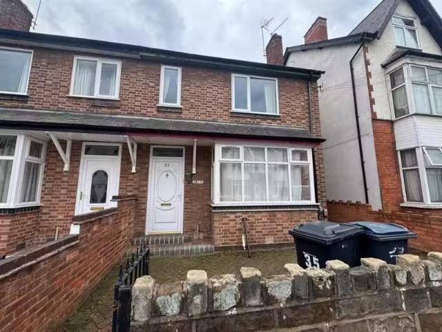 Cozy 1 BA 2 bedroom maisonette for rent in Alexander Road, Bir.