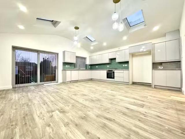 Nice 1 BA 2 bedroom apartment for rent in Woodwells Road, Ward.