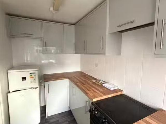 Charming 1 BA 2 bedroom apartment for rent in Aldridge Road, P.