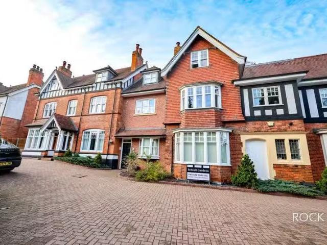 Nice 1 BA 2 bedroom apartment for rent in Belwell Lane, Four O.