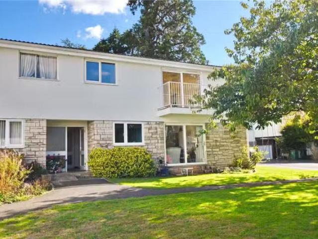 Nice 1 BA 2 bedroom apartment for rent in Coombe Rocke, West R.