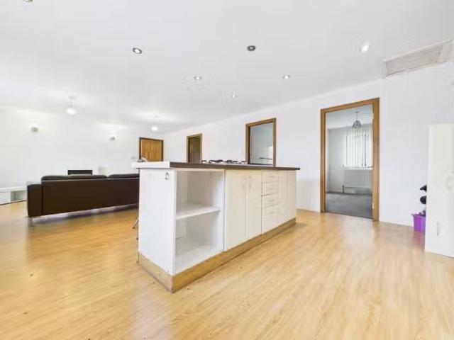 Just in! 1 BA 2 bedroom apartment for rent in Dorridge Road, D.