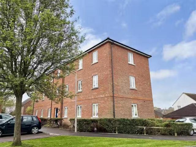 Cheap 1 BA 2 bedroom apartment for rent in Field Close, Sturmi.
