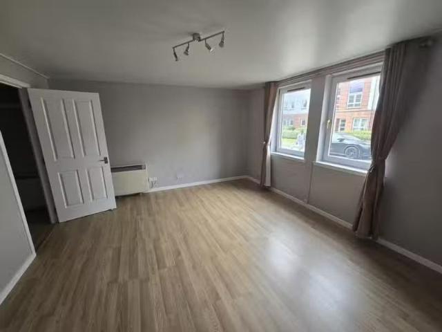 Rental! 1 BA 2 bedroom apartment for rent in Fraser Mews, Flat.