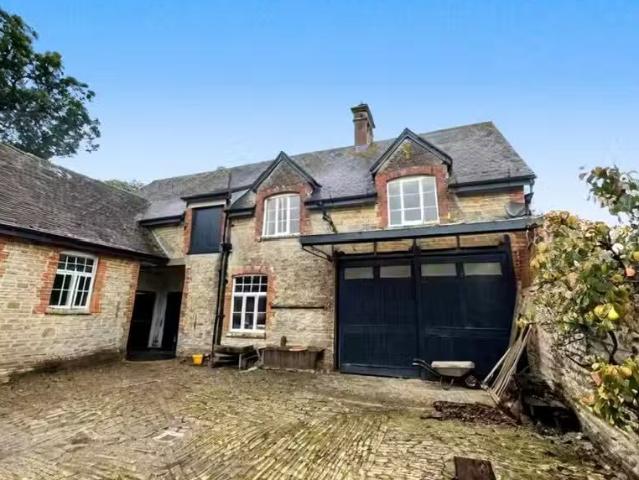 Charming 1 BA 2 bedroom apartment for rent in Holwell, Sherbor.