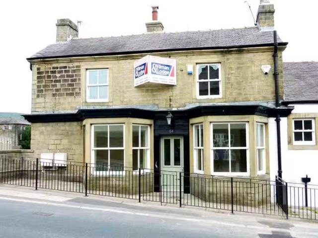 Nice 1 BA 2 bedroom apartment for rent in Keighley Road, Silsd.