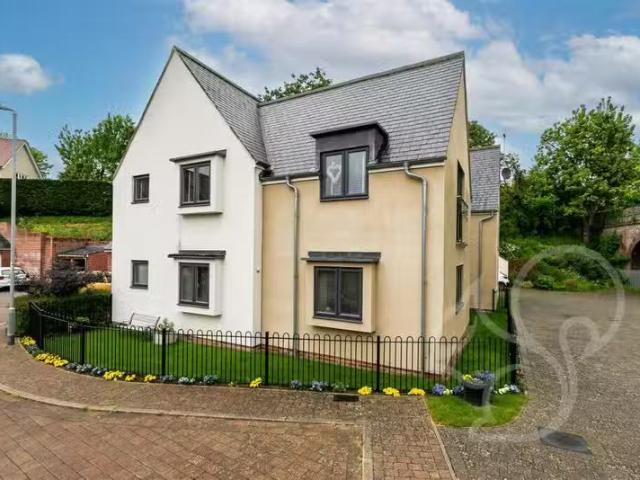 Rental! 1 BA 2 bedroom apartment for rent in Old Station Close.