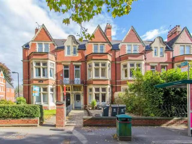 Charming 1 BA 2 bedroom apartment for rent in Pen Y Lan Road.