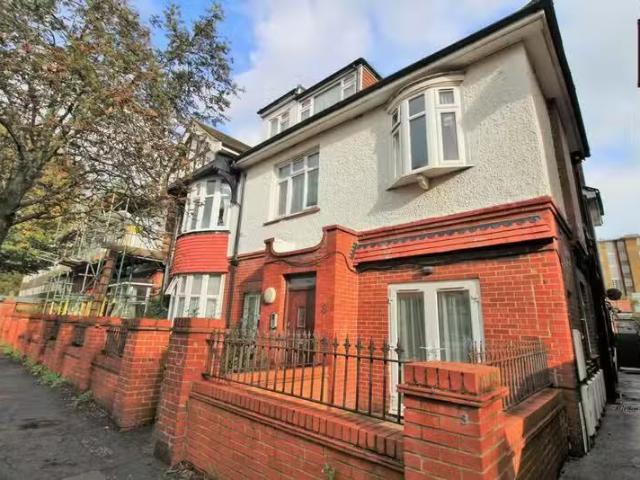 Nice 1 BA 2 bedroom apartment for rent in Somerhill Road, Hove.