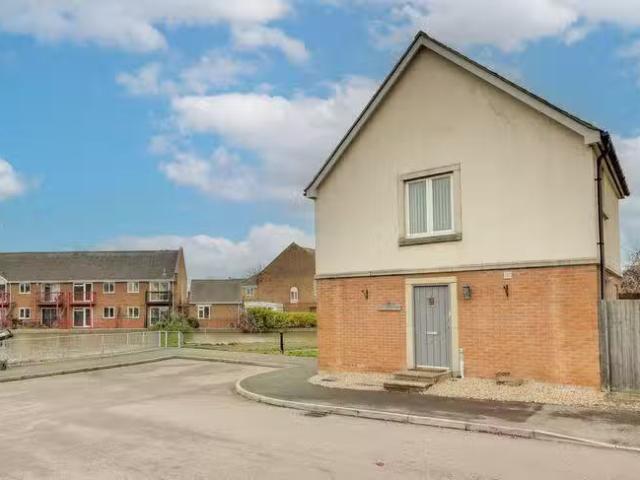 Charming 1 BA 2 bedroom detached house for rent in The Slipway.