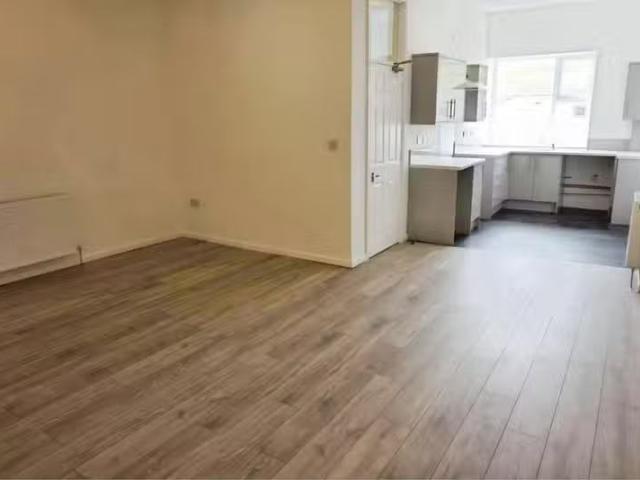 For Rent! 1 BA 2 bedroom flat for rent in Commercial Street, S.