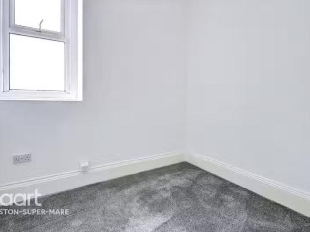 Cozy 1 BA 2 bedroom flat for rent in Charlton Road, Weston sup.