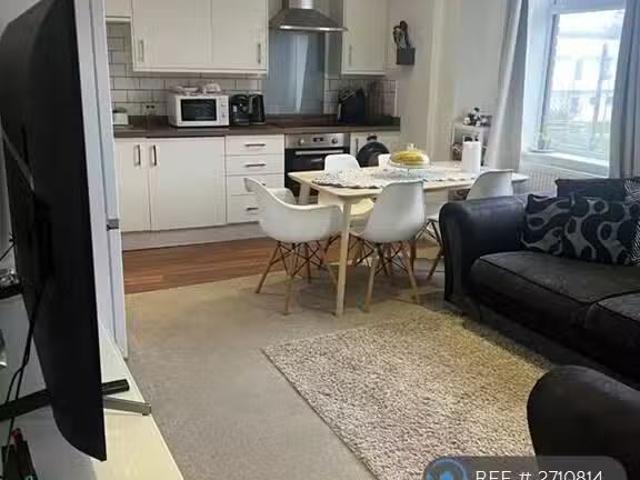 Cozy 1 BA 2 bedroom flat for rent in Ashbourne House, Bristol.