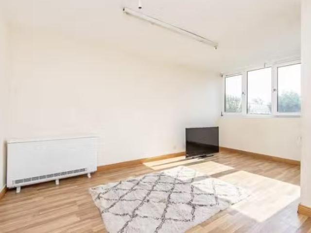 Cheap 1 BA 2 bedroom flat for rent in Barnsley Street, Whitech.