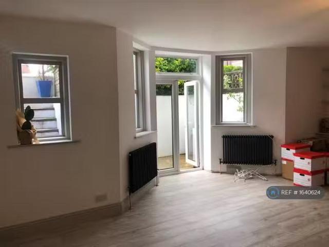 Just in! 1 BA 2 bedroom flat for rent in Belmont, Brighton, BN1