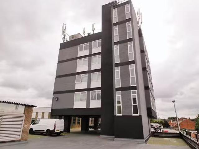 Cheap 1 BA 2 bedroom flat for rent in Birmingham Road, Sutton.